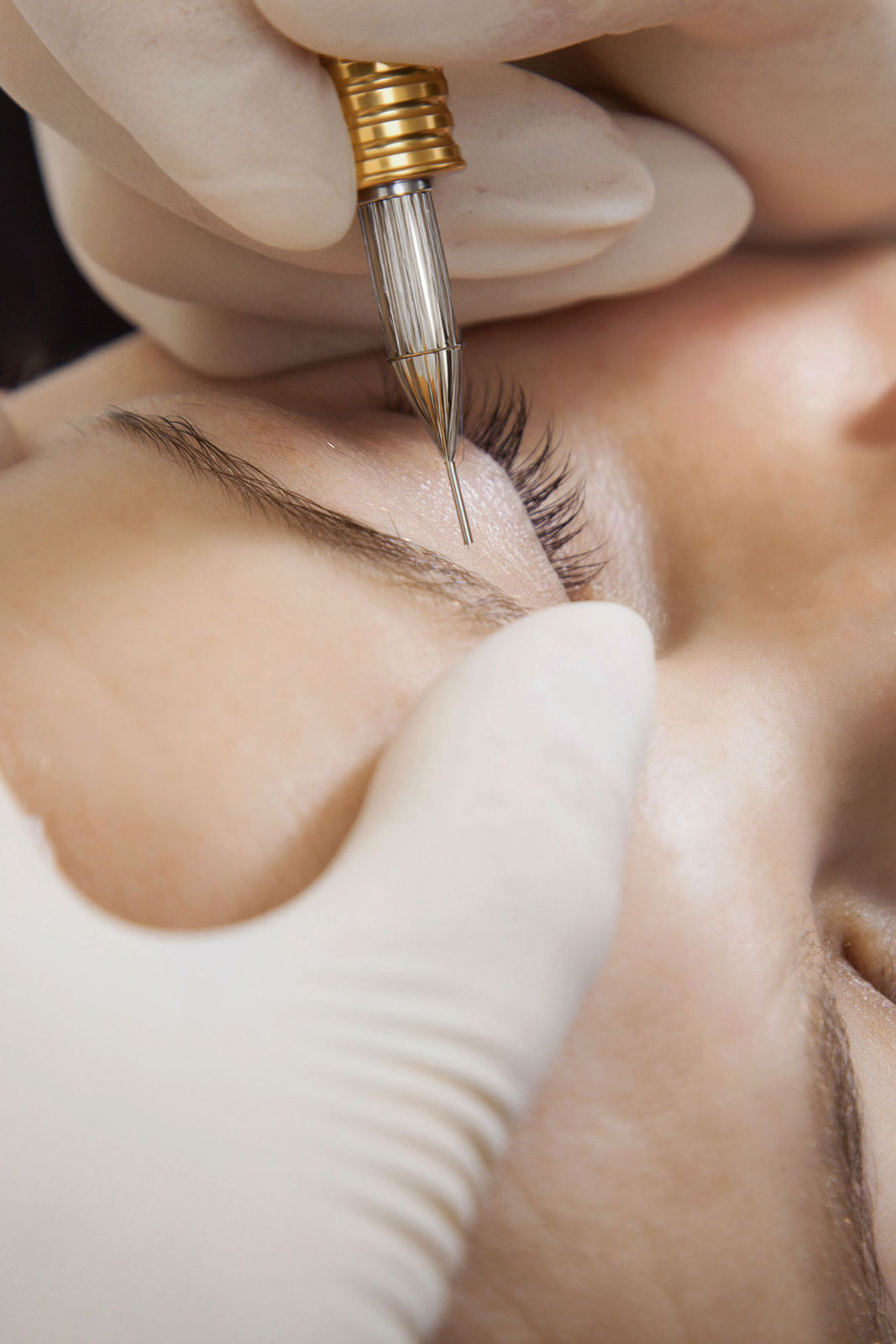 Microblading-Behandlung für natürlich aussehende Augenbrauen